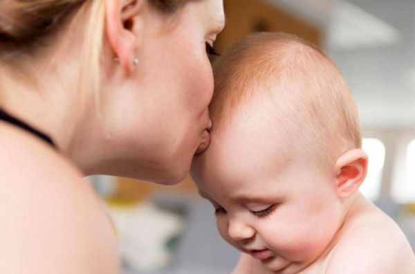 bebeği alnından öpmek