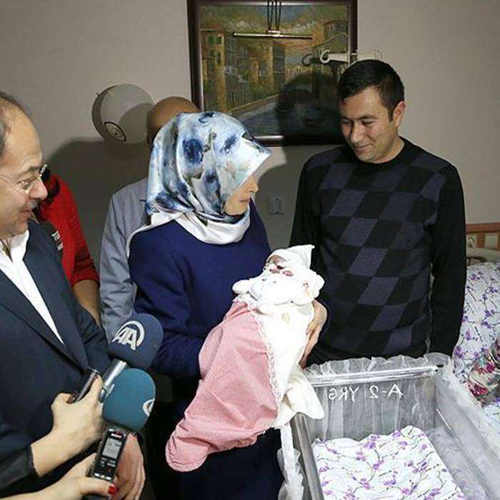 Bakan Akdağ Yeni Yılın İlk Bebeğini Ziyaret Etti