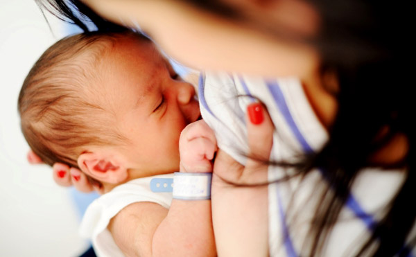 Ağız Sütü Nedir? Kolostrumun Bebeklere Faydaları