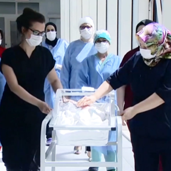 Annesini Koronavirüs Sebebiyle Kaybeden Miraç Bebek Hayata Tutundu