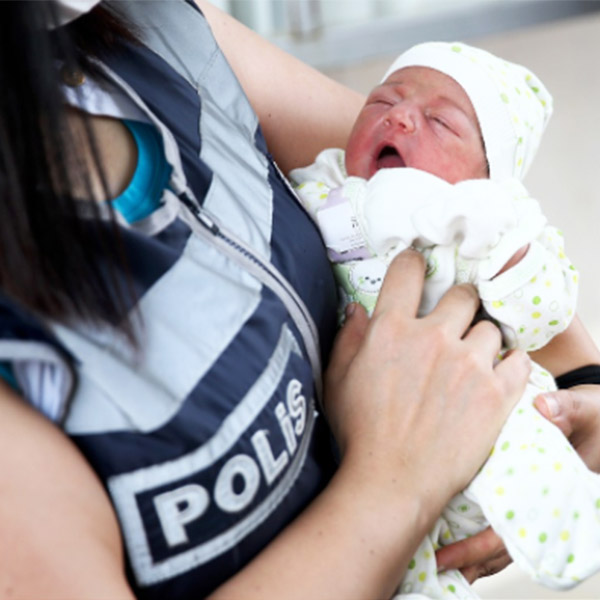 Hastaneye Yetişemeyince Doğumu Polis Yaptırdı!