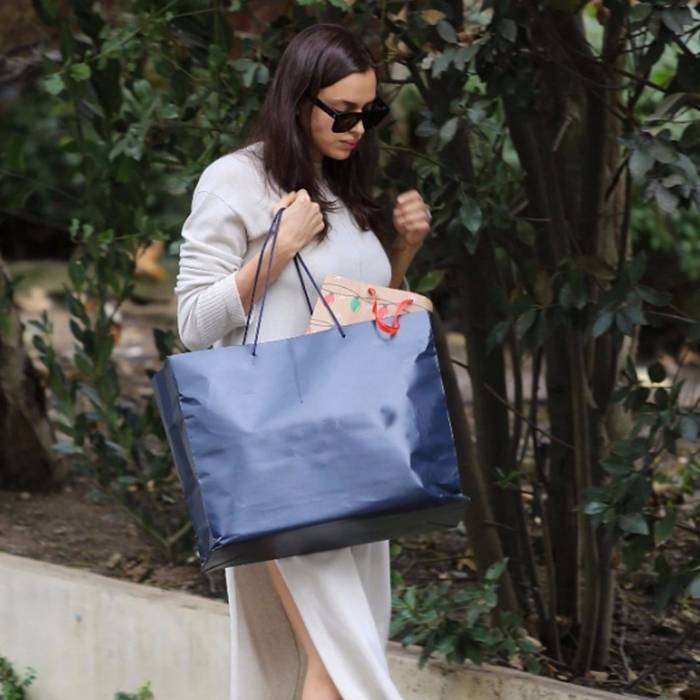 Irina Shayk Karnını Saklayarak Hamilelik İddialarını Güçlendirdi