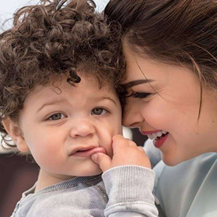 Pelin Karahan 4 Kişilik Ailesinin Fotoğrafını Paylaştı!