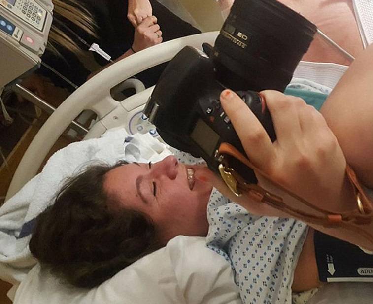 kendi-dogum-fotograflarini-kendisi-cekti-1