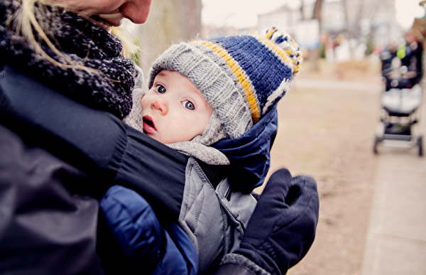 soğuk kış gününde bebek giydirne