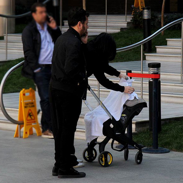 Azur Benan Bebek Hastane Çıkışında Görüntülendi!
