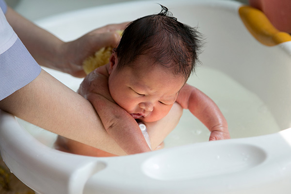 bebek-banyosu-nasıl-yaptırılır