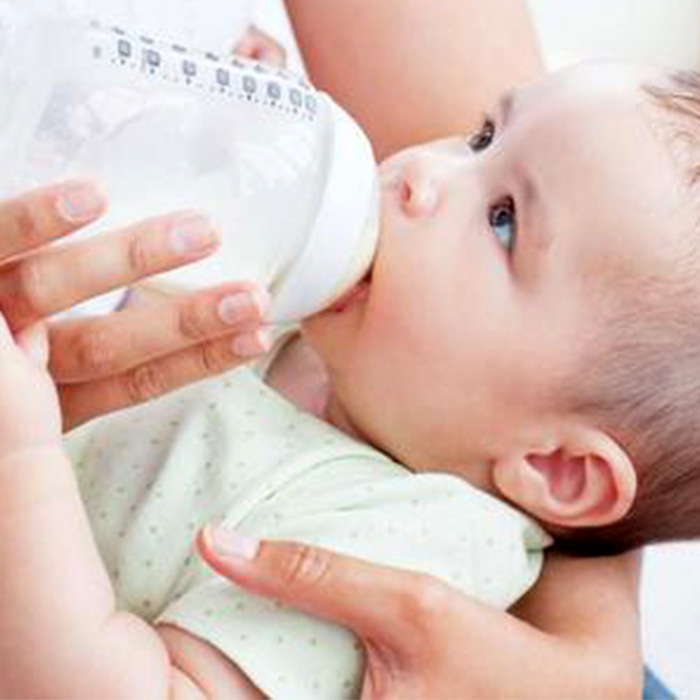 Bebeklere İnek Sütü Ne Zaman Verilmeli?