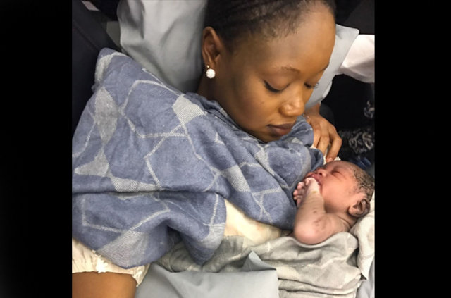 thy uçağında doğum yapan kadın