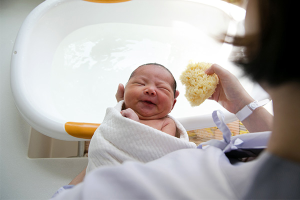 yenidoğan-bebek-banyo