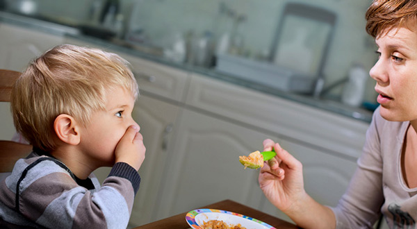 bebeğe zorla yemek yedirme