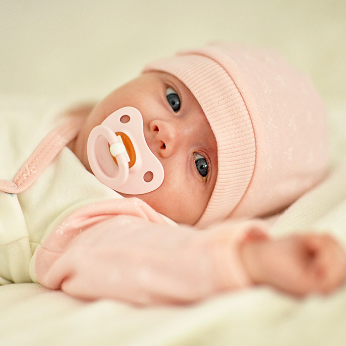 Doğar Doğmaz Yürümeye Çalışan Bebek Doktorları Şoke Etti!