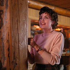 üzülüp sevinen hamile kadın