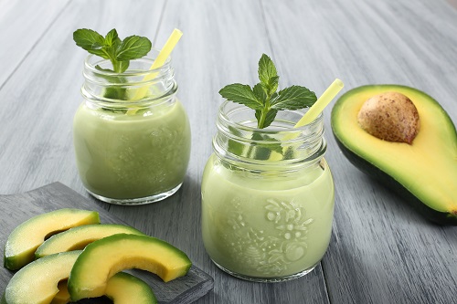 avokadolu smoothie yapımı