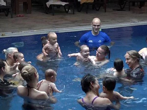 bebeklere yüzme eğitimi