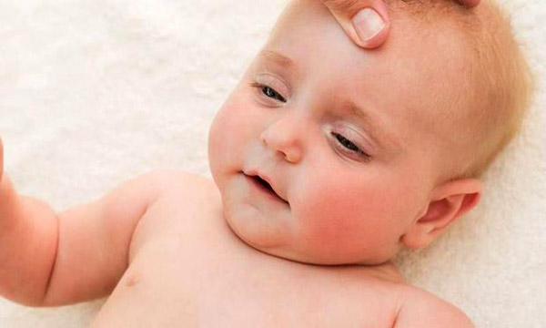 bebeğin başını vurması