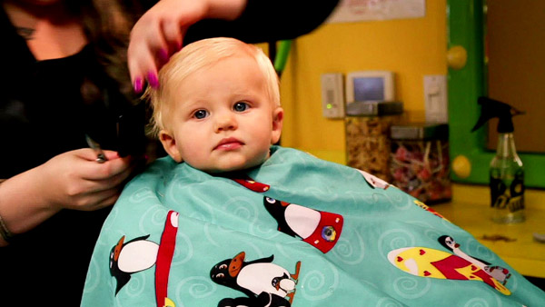 bebeğin saç kesimi yavaşça