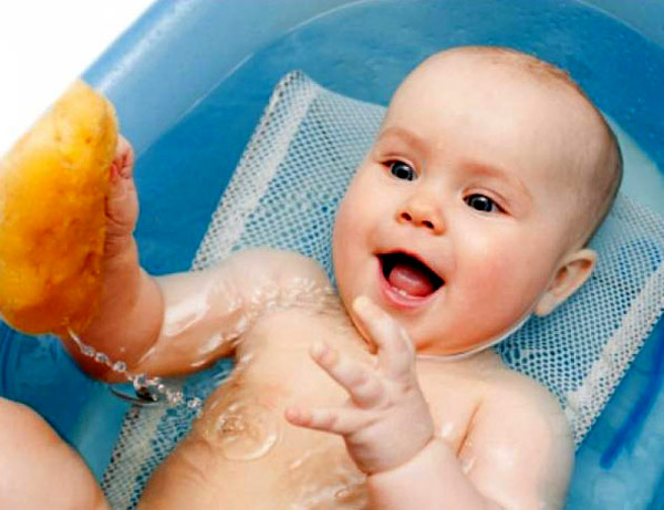 Bebeğinizi banyo yaptırmadan önce emzirmeyin