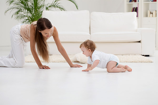 bebeğe emekleme öğretme