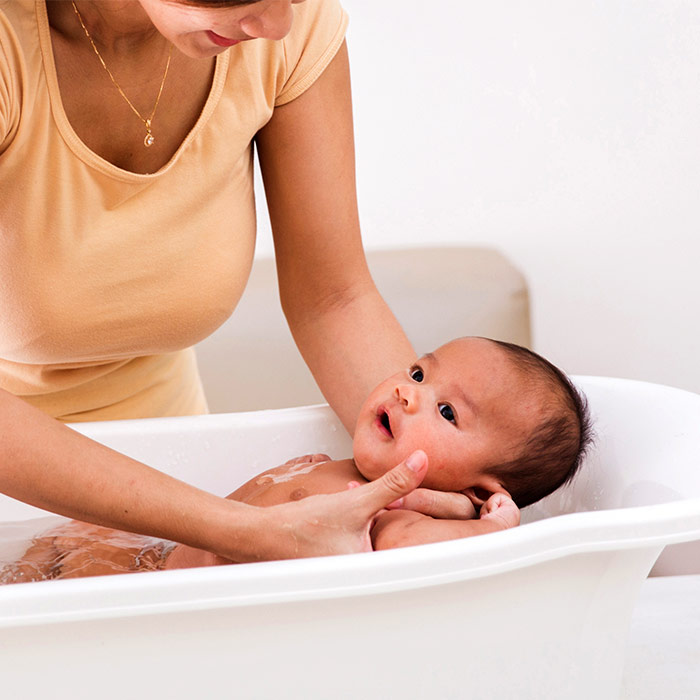 Bebeğinizi Banyo Yaptırmadan Önce Emzirmeyin