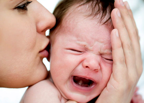 ağlayan bebeği kucağa almak