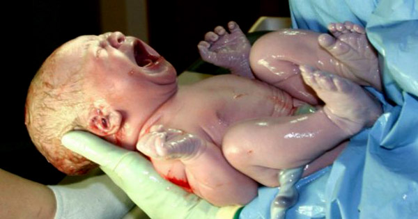 Yeni doğan bebeklerin ilk ağlamaları