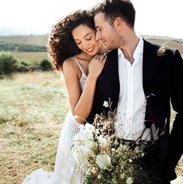 Tescilli Güzel Azra Akın Anne Oluyor!