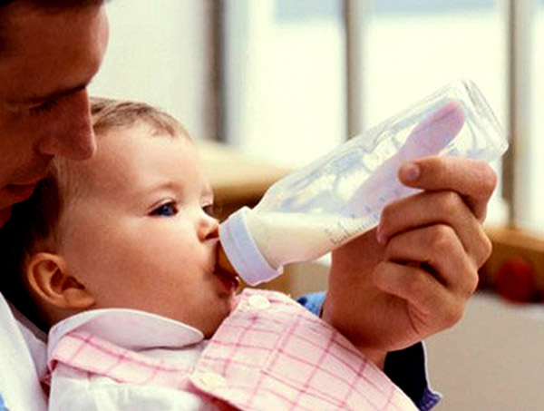 çalışan anne bebeği bırakma