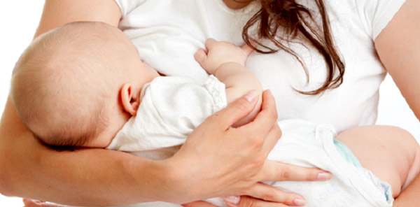çalışan anne bebeği emzirme