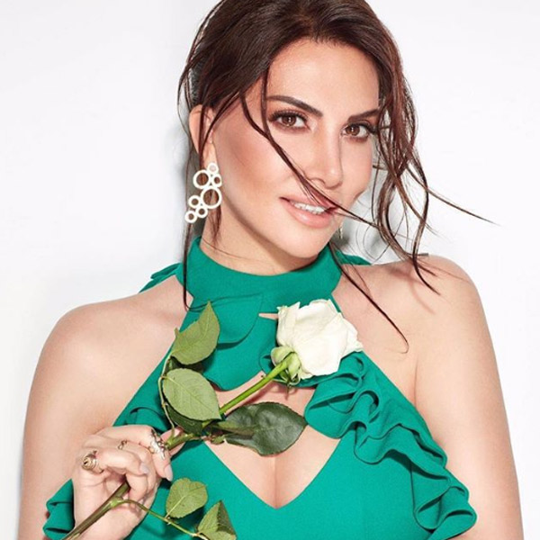 Ebru Yaşar İkizleri İle Objektif Karşısına Geçti