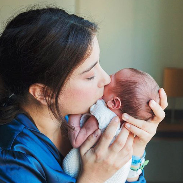 Hazal Kaya Bebeği İle İlk Kez Görüntülendi!